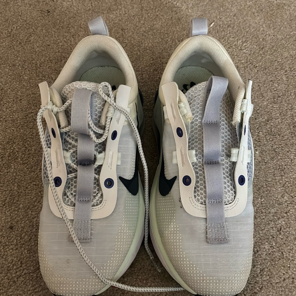 nike air max. one missing lace size 8